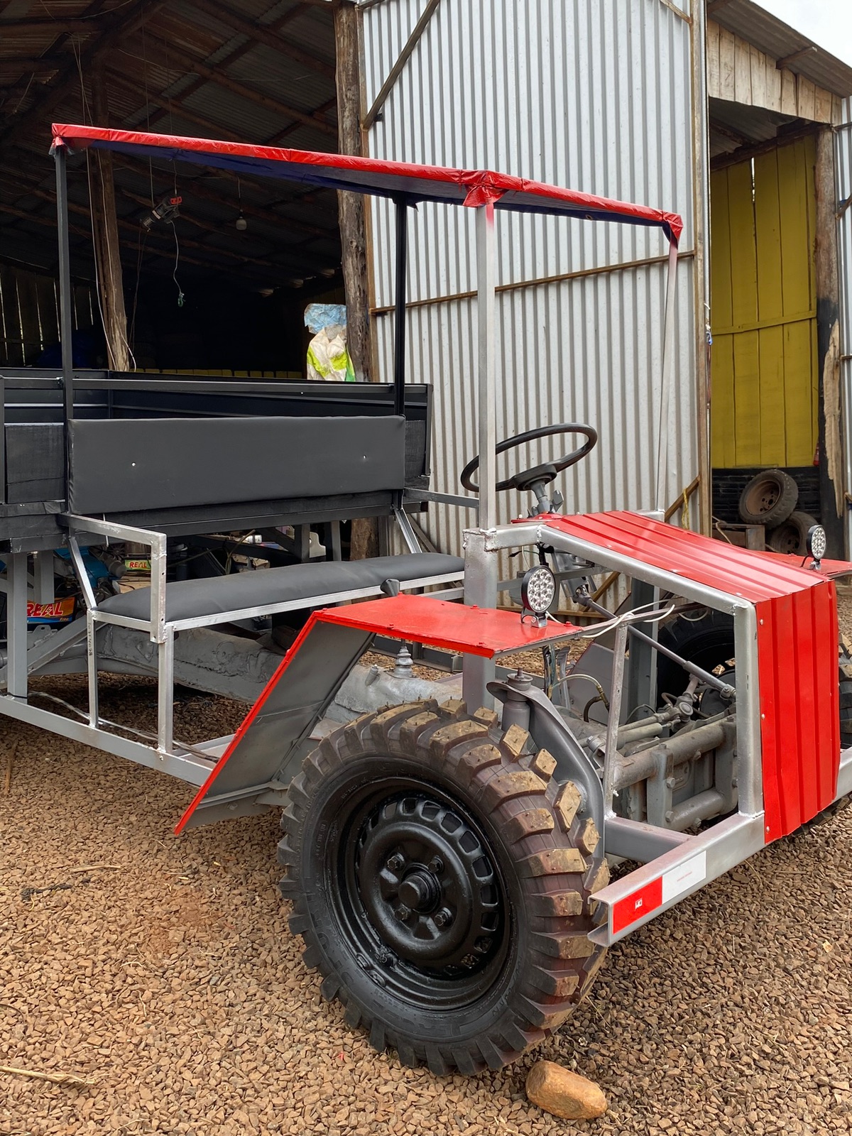 Carreta vermelha motor e mecânica de fusca